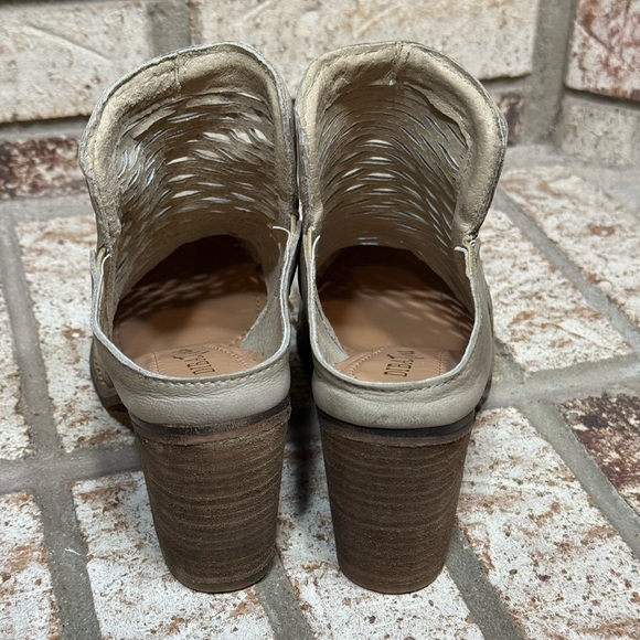 Diba True Landing Crew Perforated Leather Mules in Stone Distressed Leather 8 - Picture 7 of 13